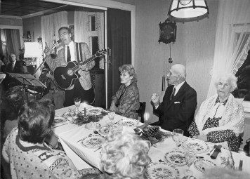 bjoro-synger-for-fru-guttormsen-georg-andersen-og-maria-snemyr-pa%cc%8a-hova%cc%8agheimen-ca-1990