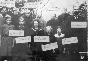 Bak fra venstre: Kristian, Gerhard, Karl Nilssen, Einar Tellefsen, Randulf og Oliver Nilssen. Foran fra venstre: Kathrine Nilssen, Olga Tellefsen, Ebba Nilssen, Margith Tellefsen og Gudrun Nilssen