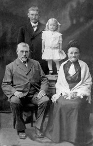 Kristian, Kathrine, Gregers H. Nilssen og Amalie Gregersen ca. 1913