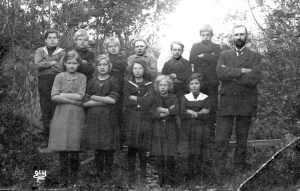 Lærer Oskar Birkenes. Bak fra venstre: Ragnar Edvardsen, Ingfrid Nygård, Ellen Andersen (Kristiansen), Karin Nygård, Åse Nygård og Lillian Andersen og Solveig Andersen.