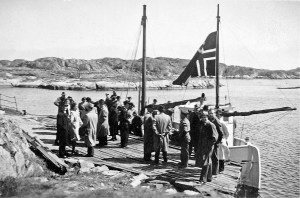 Tomine Andersen på båre ombord i Dypvig, på vei til Bliksund, 1949
