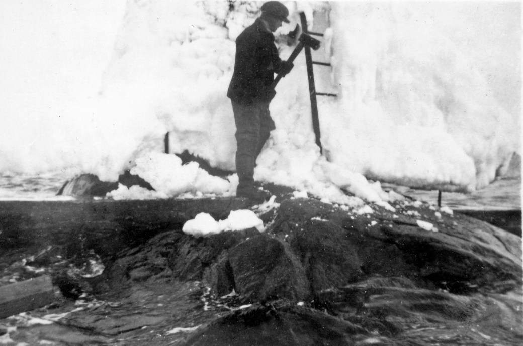 fjerning-av-is-fra-spaknesskjaer-fyr