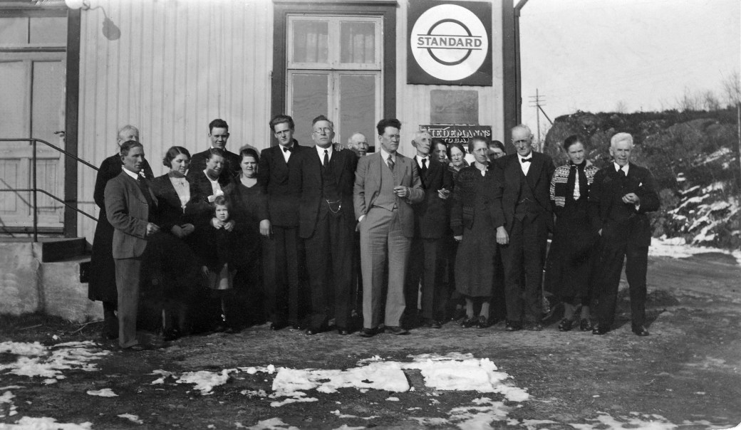 georg-pedersen-med-briller-foran-butikken-pa%cc%8a-indre-a%cc%8arsnes-kopi