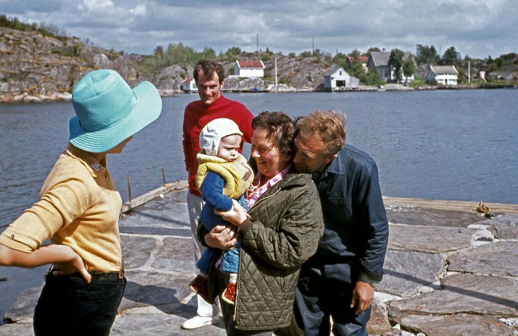 ragnar-og-signe-karlsen-storevadknut-torstein-pa%cc%8a-signes-arm-og-mor-helga-helt-til-venstre-bakerst-besokende-fra-england-15cmykorr